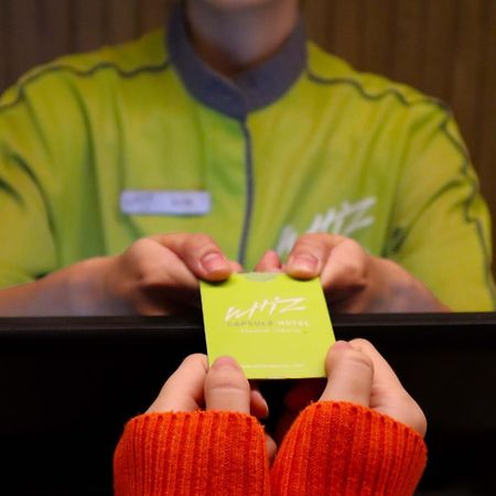 Whiz Capsule Hotel Thamrin ジャカルタ エクステリア 写真