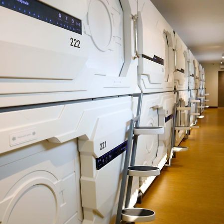 Whiz Capsule Hotel Thamrin ジャカルタ エクステリア 写真