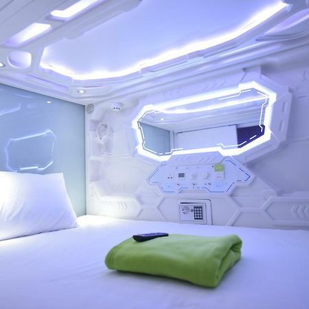 Whiz Capsule Hotel Thamrin ジャカルタ エクステリア 写真