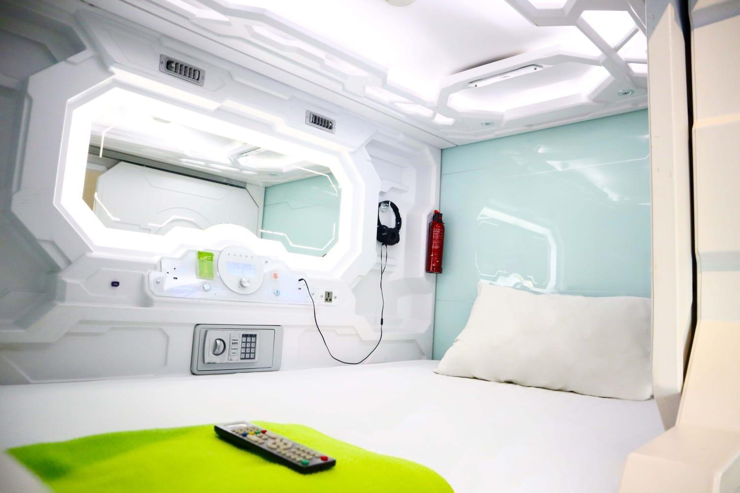 Whiz Capsule Hotel Thamrin ジャカルタ エクステリア 写真