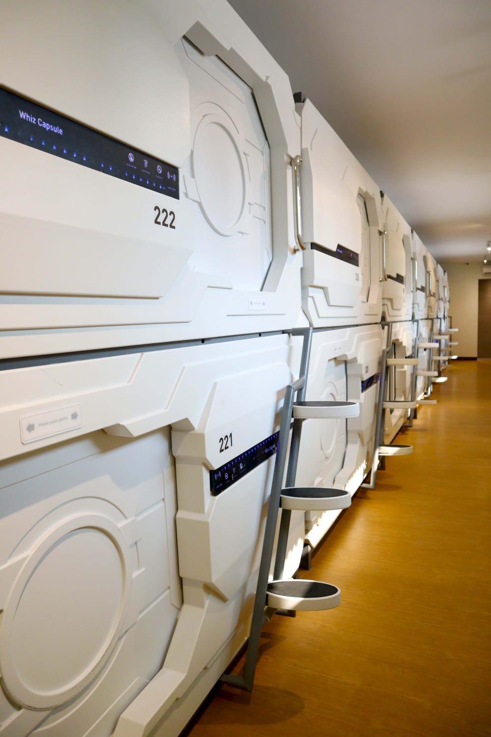 Whiz Capsule Hotel Thamrin ジャカルタ エクステリア 写真