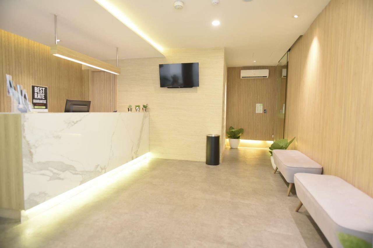 Whiz Capsule Hotel Thamrin ジャカルタ エクステリア 写真