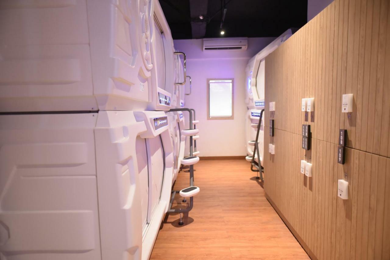 Whiz Capsule Hotel Thamrin ジャカルタ エクステリア 写真