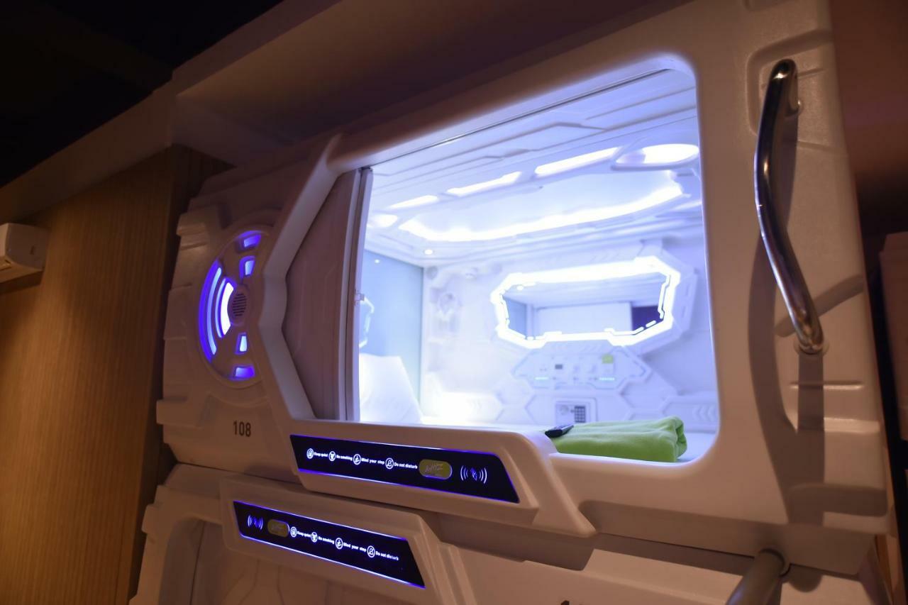 Whiz Capsule Hotel Thamrin ジャカルタ エクステリア 写真