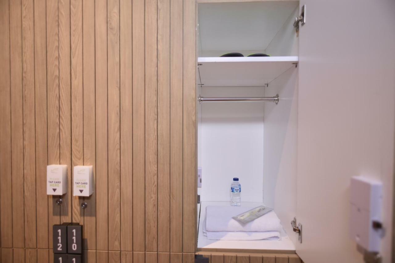 Whiz Capsule Hotel Thamrin ジャカルタ エクステリア 写真
